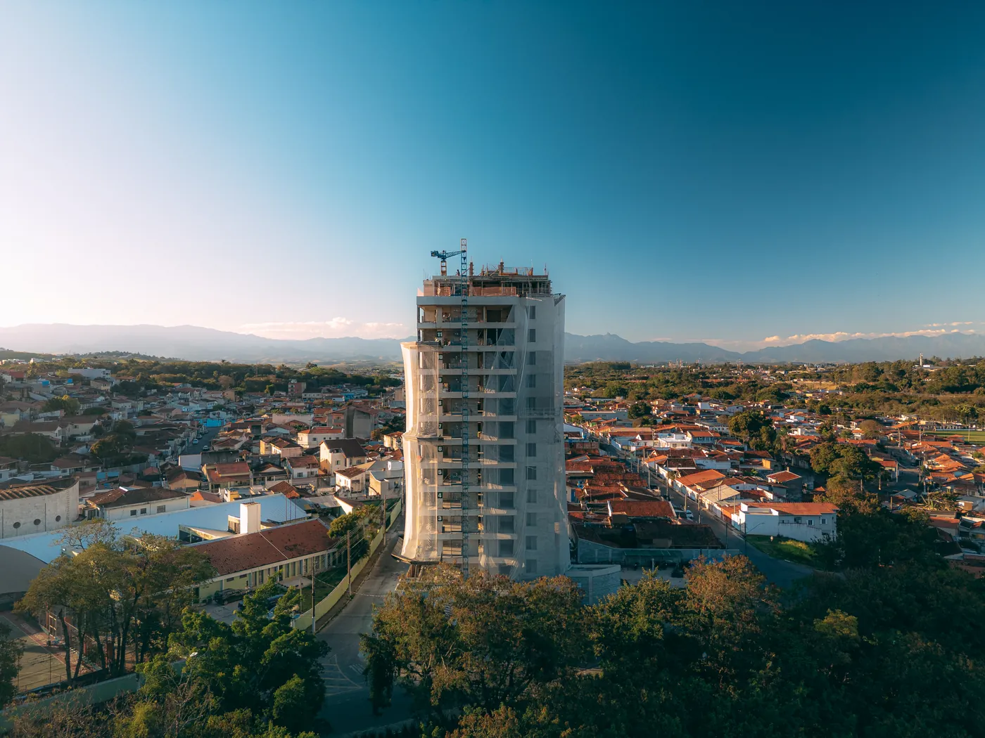 Torre do Ápice em construção, vista frontal, com a cidade de Guaratinguetá ao redor