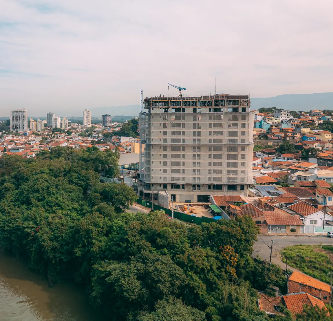 Torre do Ápice em construção, registro aéreo do canteiro