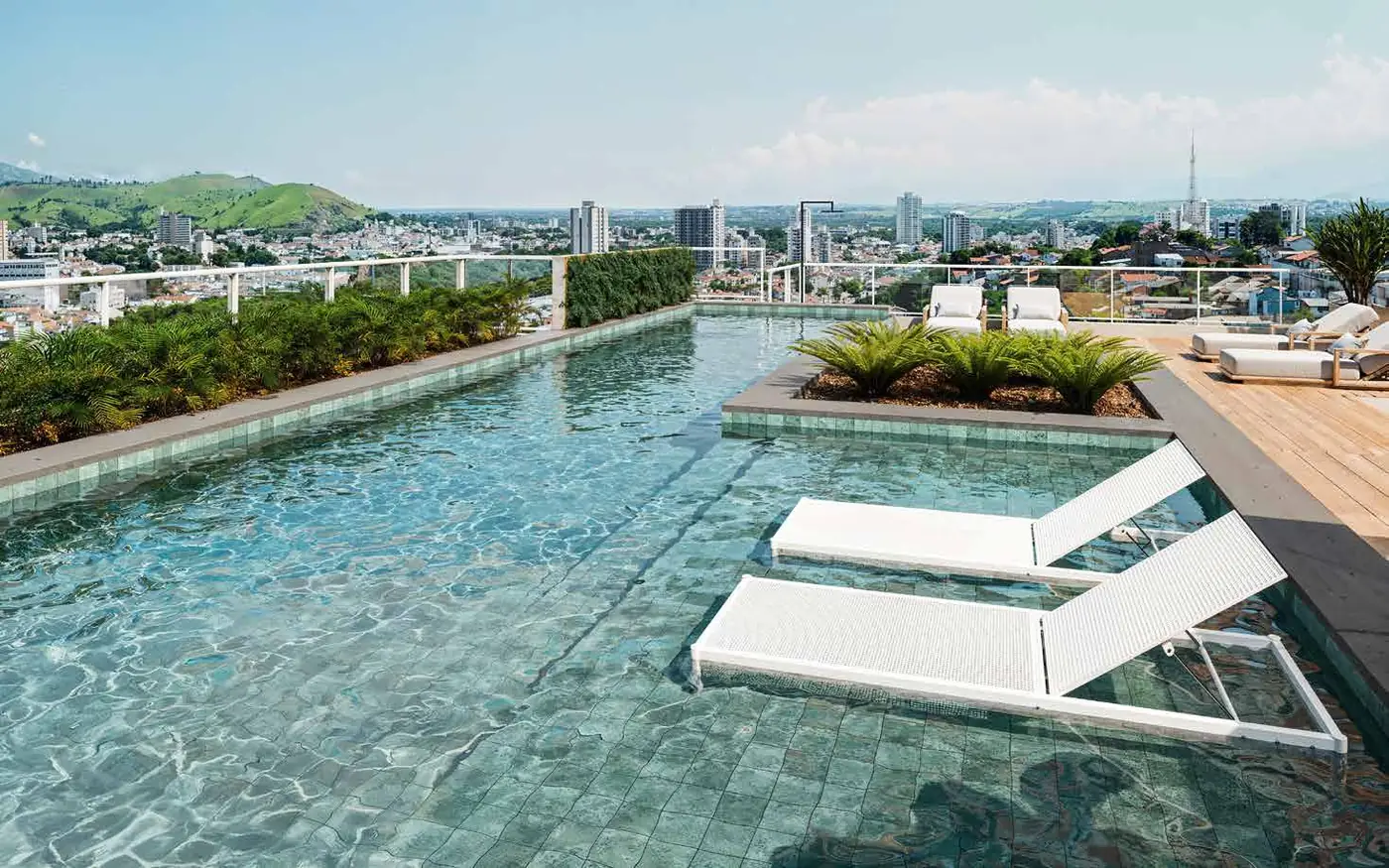 Piscina adulto com deck molhado no rooftop